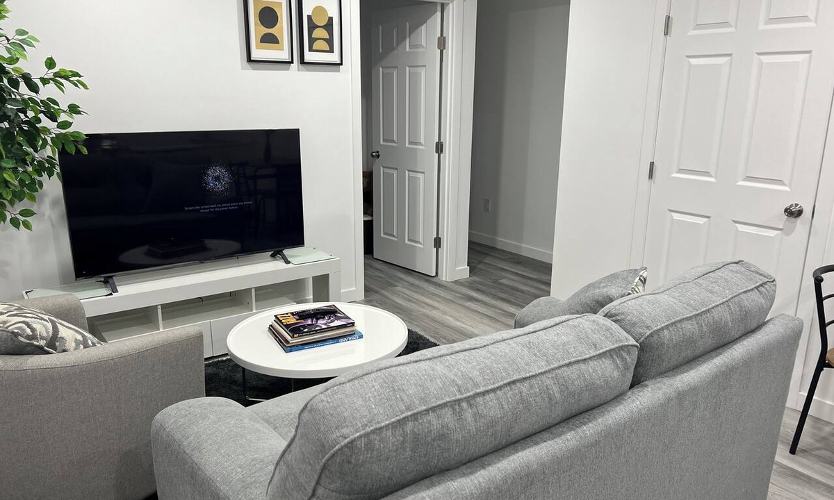 Regina House | 1 Bed 1Bath in East Regina