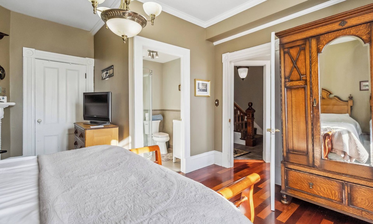 Queens Apartment | 1 Bedroom Deluxe Main Street Downtown Liverpool Suite D