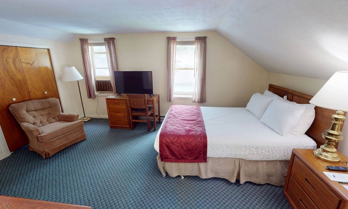 West Eaton Hotel | 1-bedroom hotel room in vibrant Hamilton - #301 Above the Canopy
