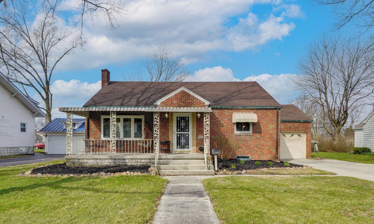 Tiffin House | 1 Mi to Dtwn Tiffin! Brick Bungalow w/Patio, Yard