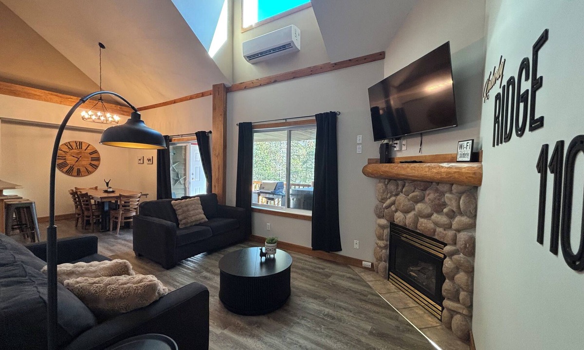 East Kootenay Condo | ⛳️110 Golf Resort, 3 Bed 3 Bath, Sleeps 12, central A/C & private hot tub⛳️
