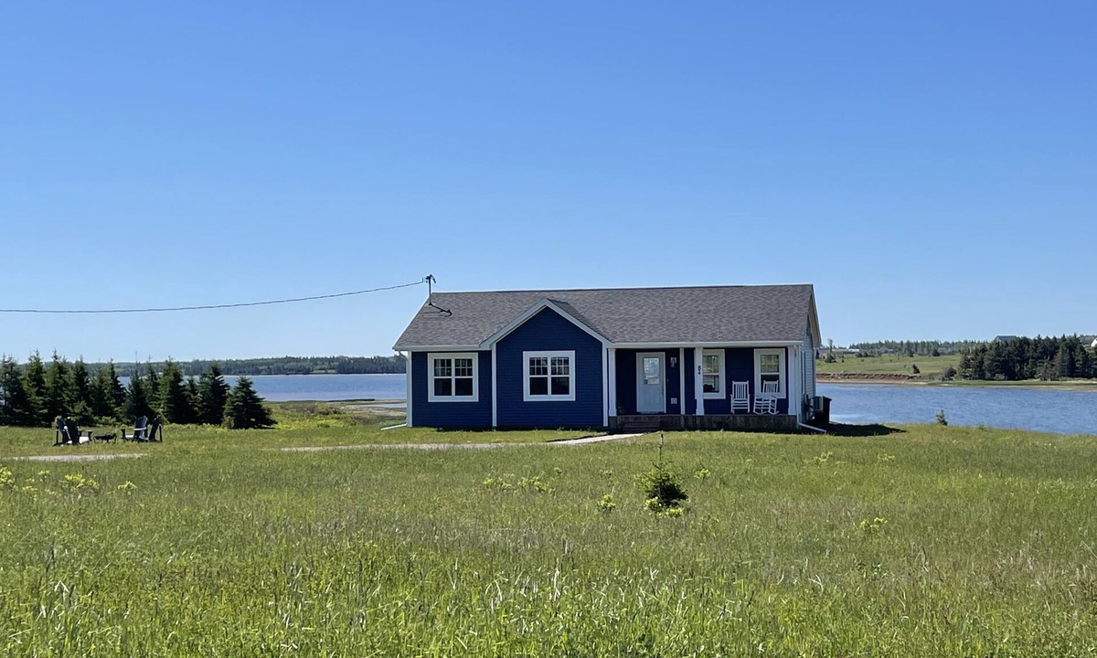 Anglo Rustico Cottage | 12% off July dates- Only a 5 Minute Walk From Beautiful North Shore Beach