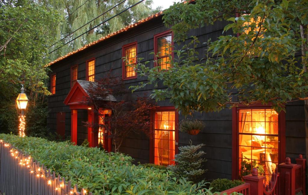 Bristol Hills Bed & Breakfast | 1795 Acorn Inn Bed and Breakfast