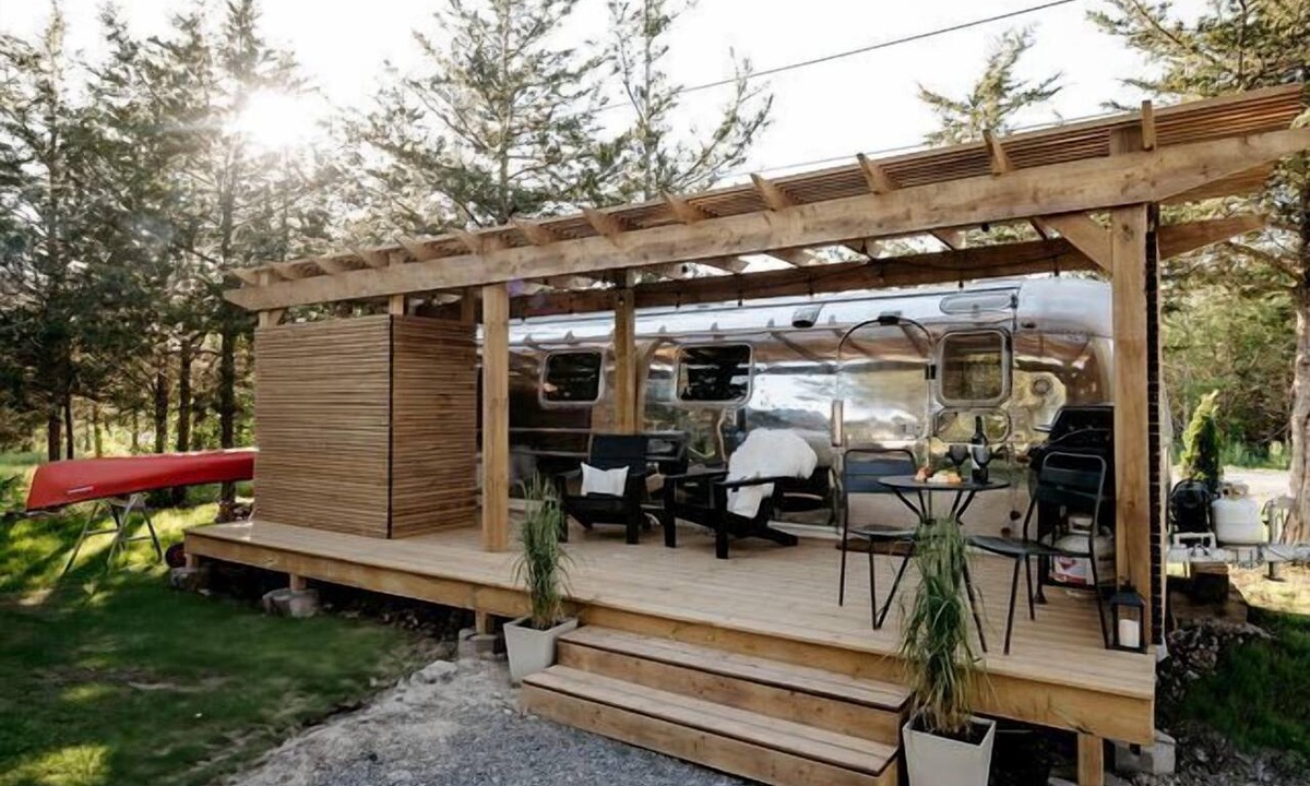 Tyendinaga Mohawk Territory House | 1971 Vintage Modern Airstream with Cowboy Tub