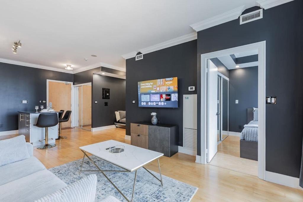 Downtown Toronto House | 1BR Skyline Stay wiith Stylish Condo Near CN Tower
