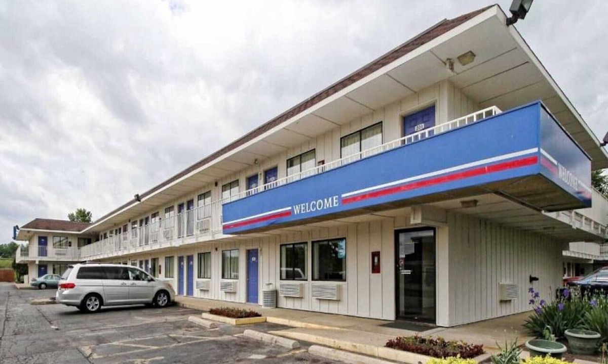 Amherst Apartment | 1Queen Bed|Mobil Acc|RI Shwr|Smk|Micfridg