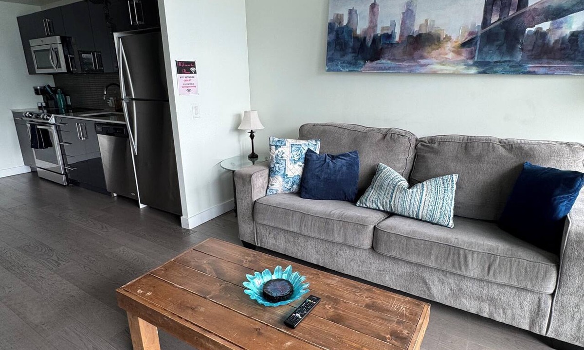 Downtown Winnipeg Apartment | 2 bed downtown across jets arena king bed wifi