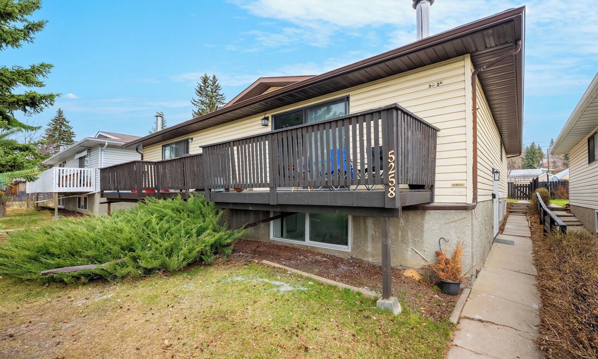 Montgomery House | 2-Bedroom Lower Unit Near Bow River w Wifi & Desk