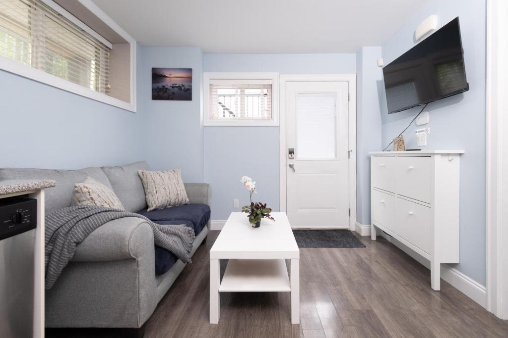 Renfrew-Collingwood Apartment | 2 bedroom suite Walk to SkyTrain, Grocery, Macdonald & more