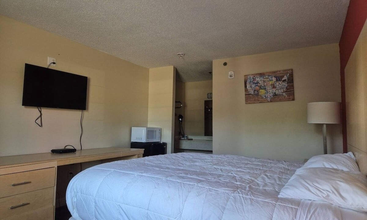 Chickamauga Hotel | 2 Comfortable King Rooms Ideal for Exploring Nearby Chickamauga Highlights