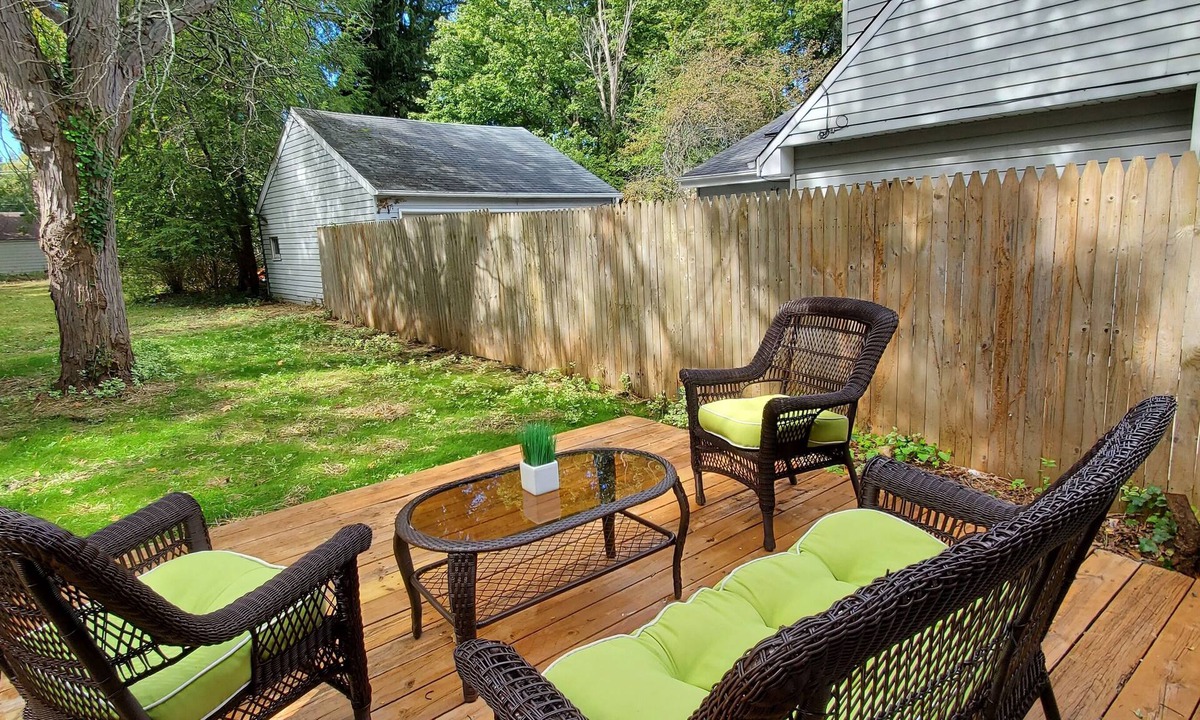 Euclid House | 2 KING 3 QUEEN BEDS. Spacious. Quiet Neighborhood