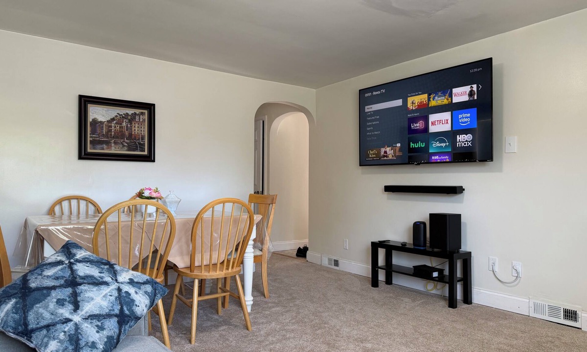 Buffalo House | 2 Queen Beds, 6 Twin beds in Buffalo, NY, University Heights with AC.