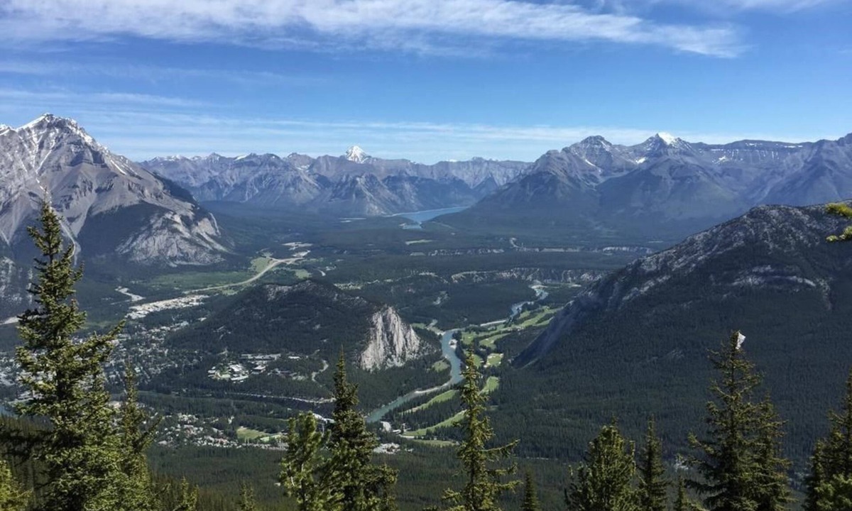Banff Apartment | 2 Queens w/Hot Tubs in Downtown Banff