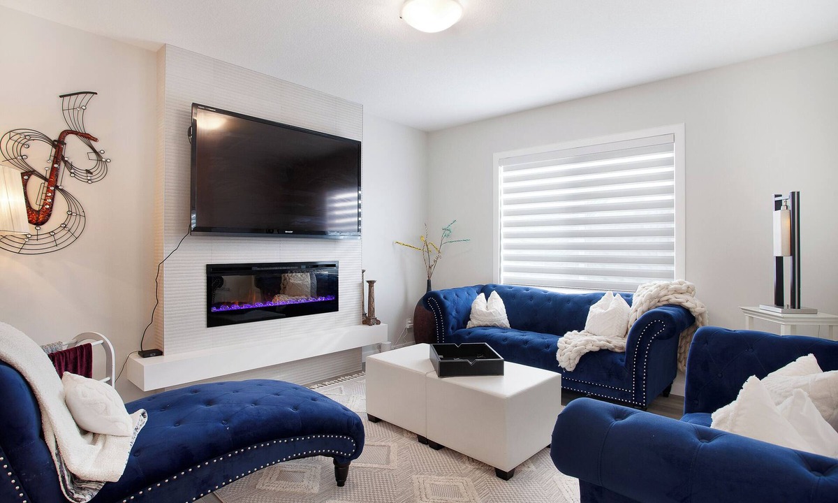 Calgary House | 2 Suites 8 Bedrooms AC Sleeps 16