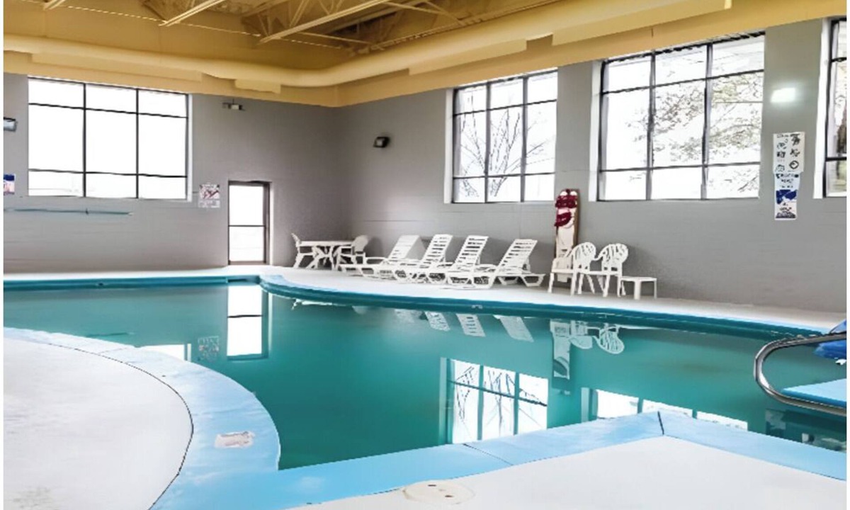 Kalamazoo Hotel | 2 Units | 2 Queen beds Close to Hiking at Fort Custer | Free Breakfast & Parking