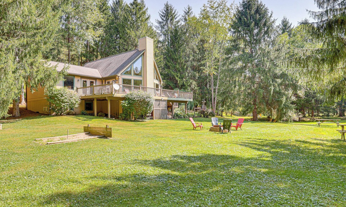 Blissfield House | 23 Mi to Mohican SP: Group-Ready Lodge w/Hot Tub