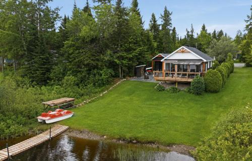 Adstock Ski Chalet | 232 on the Lake, Spa, Ski, Golf, Snowmobile