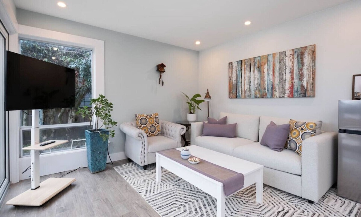 White Rock Condo | 2BR 2-Bath Suite Ocean View Deck Walk to Beach