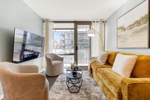 Bay Cloverhill Apartment | 2BR Downtown Toronto Condo + Parking, Sleeps 7