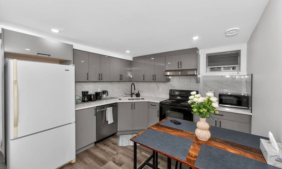 Highland Park House | 2BR Suite | Family Friendly | Near YYC Airport & Downtown - 4412 – DN