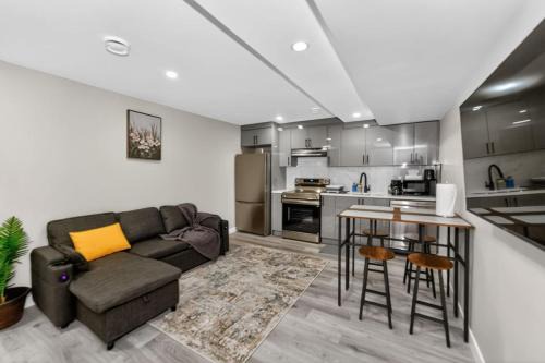 Highland Park House | 2BR Suite Near YYC Airport and Downtown 4326 DN