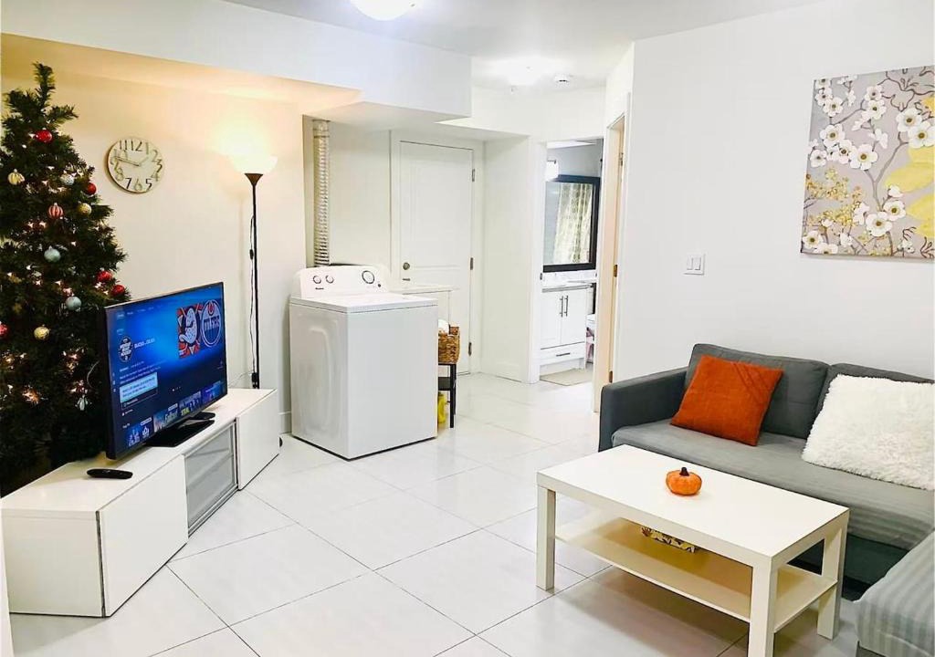 Surrey House | 2BR Suite + Parking 6-Min Walk to Bose Park