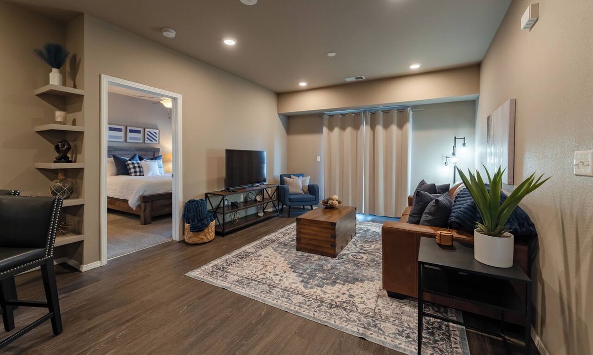 Springfield Apartment | 2nd Floor Apt + Amenities - South Springfield