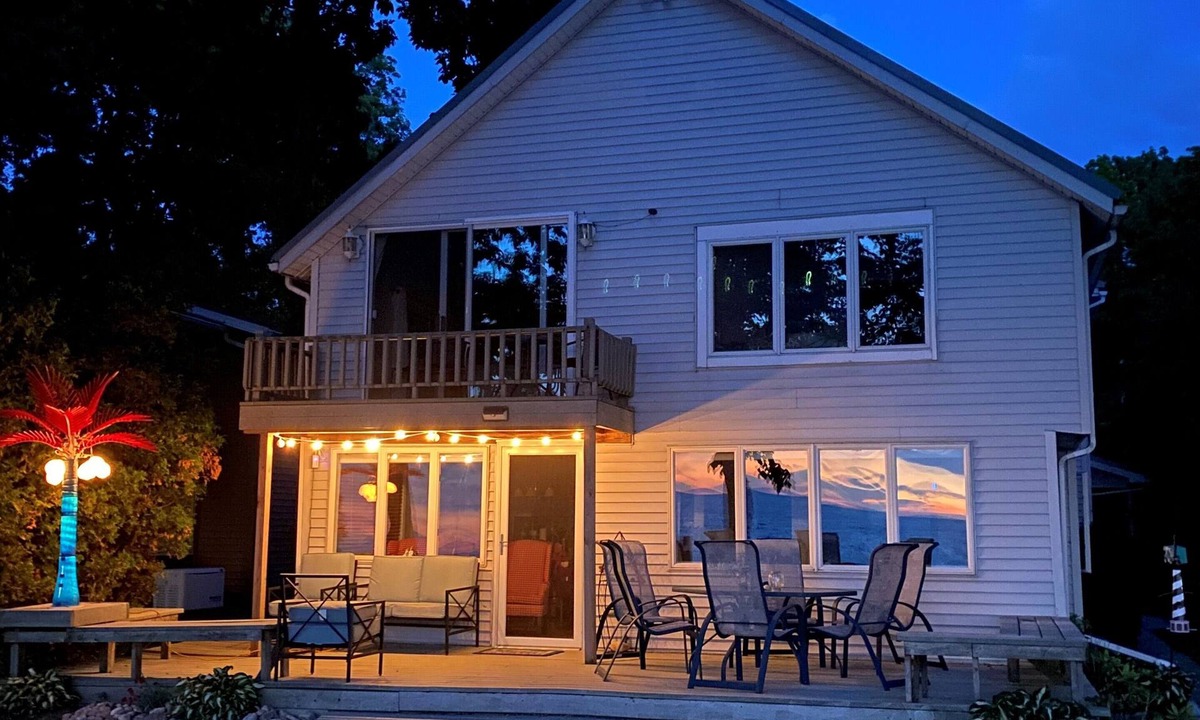 Dunkirk House | 3 bed 2 bath cottage with direct lake and fishing access from backyard, sunsets