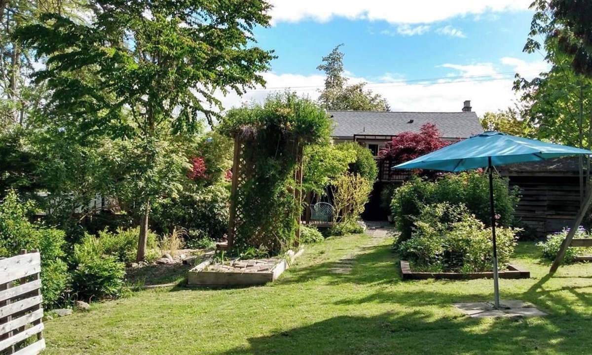 Sooke House | 3-bedroom house with backyard, patio and hot-tub