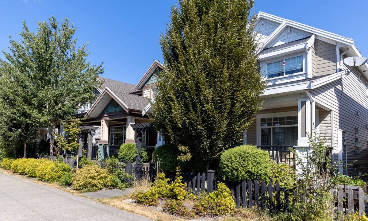 Willoughby House | 3 bedroom spacious private basement suite