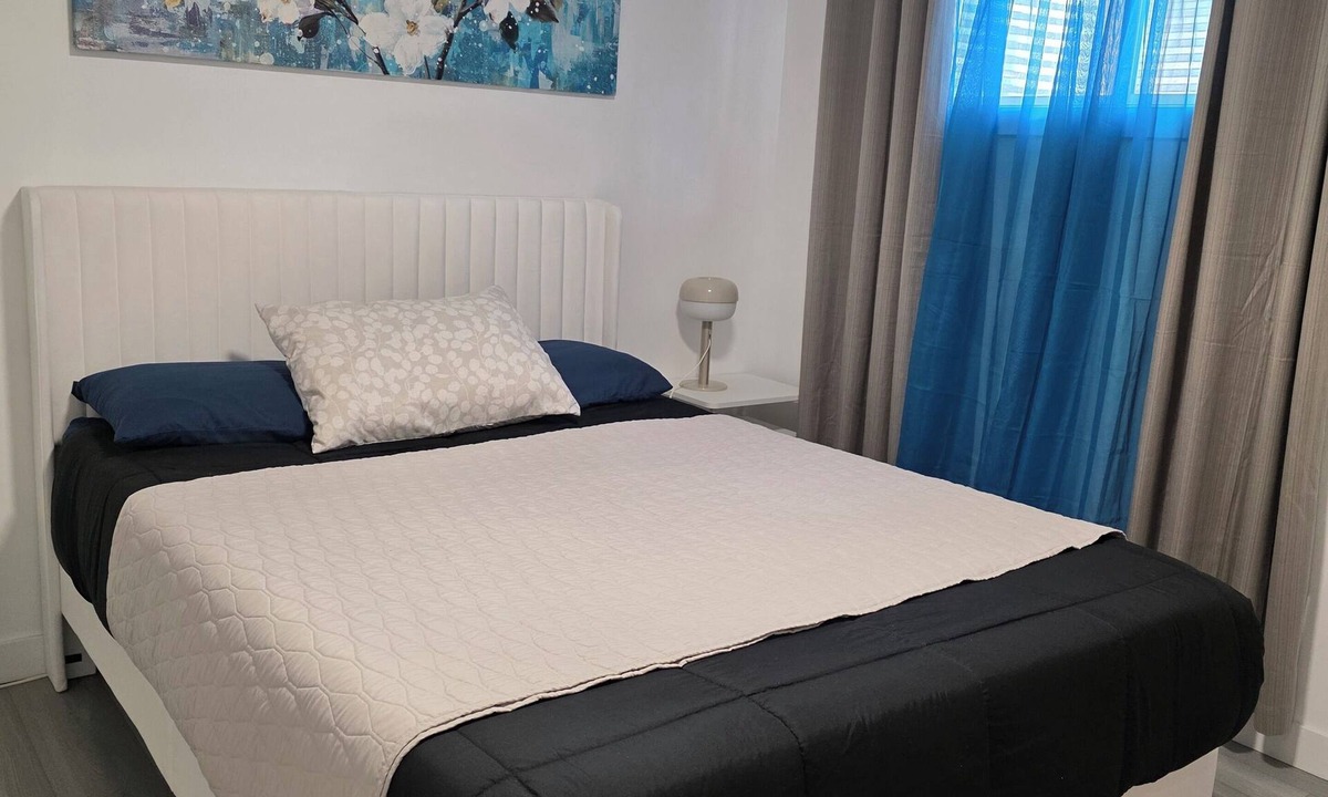 West Edmonton House | 3 mins to Henday ,16 mins to WEM 1 cozy bedroom in a quite neighborhood. No Pets