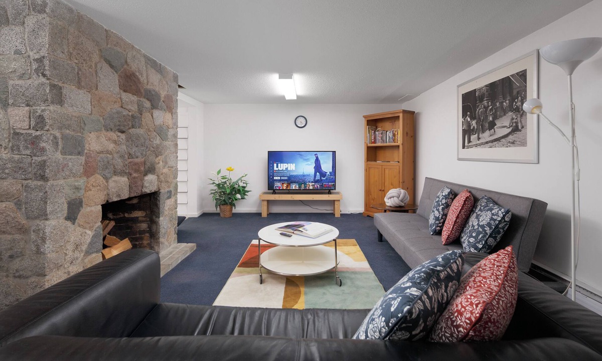 Lynn Valley Apartment | 3340 Duval Rd N-Van