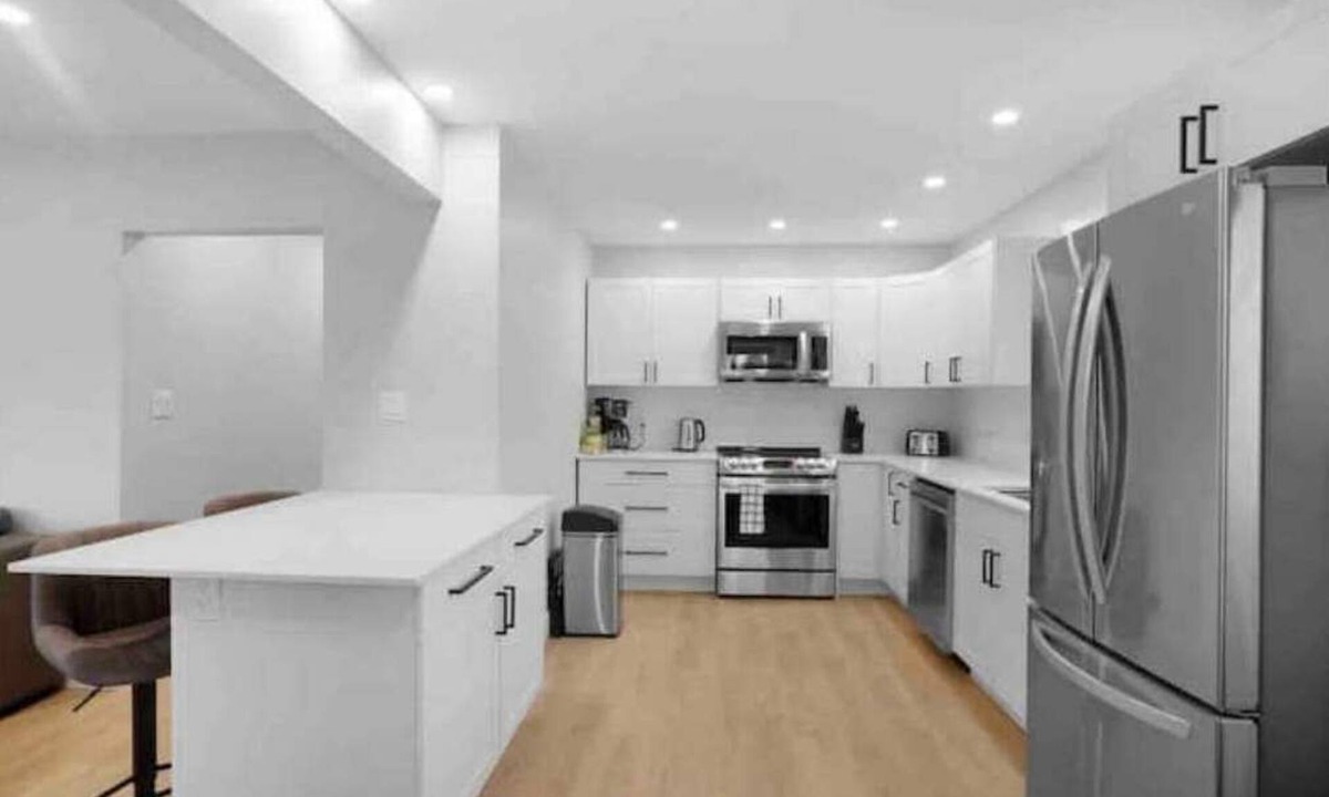 Peterborough House | 3BR Bungalow - North-Central Peterborough - Sleeps 8 - Modern Renovated Home