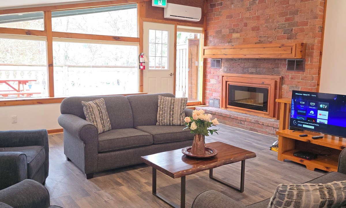 The Blue Mountains Cottage | 4 BR Cottage at Tyrolean, Private Beach Access