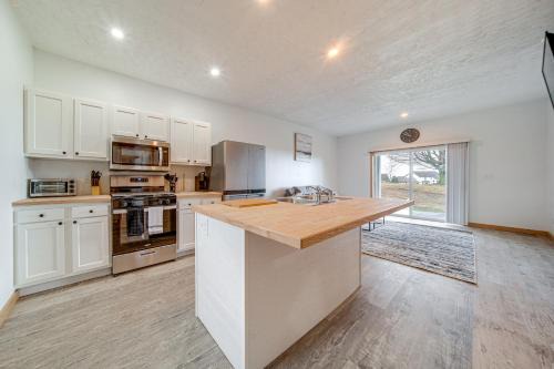 Erie House | 4 Mi to Lake: Golf-View Erie Condo w/Porch