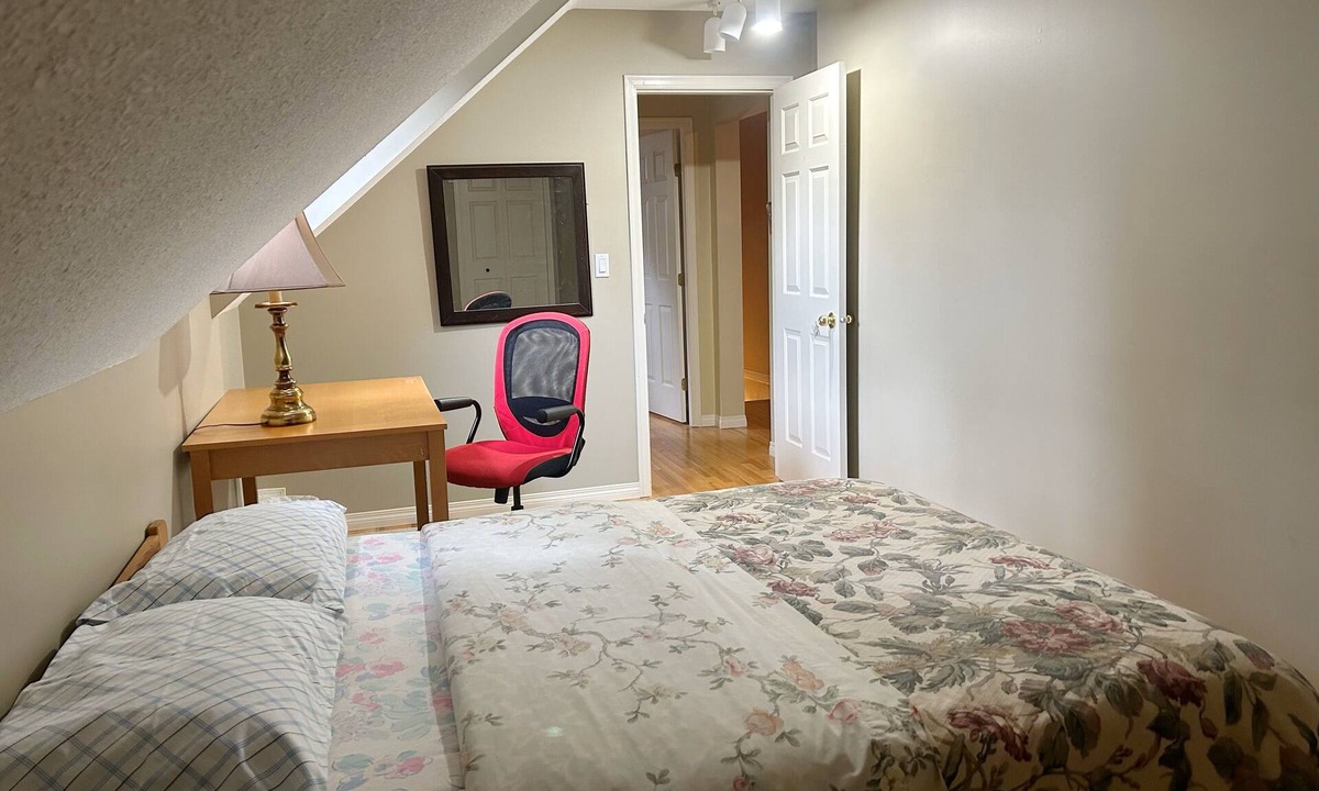 Surrey House | $40 PRIVATE ROOM