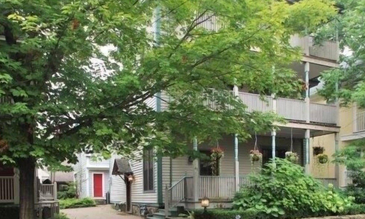 Chautauqua House | 43 Janes 4 Bedroom Home by Redawning