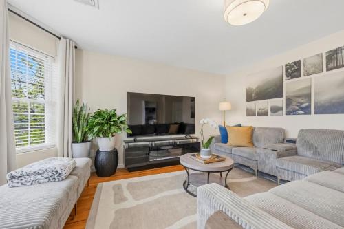 South Side House | 4BR World Cup Base-Sleeps 11-Easy Met-Life Access-Grand Central 30 mins