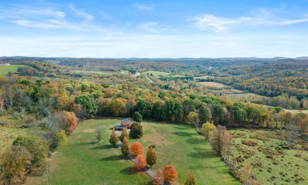 Factoryville House | 5-Acre Luxe Ski Lodge Sauna, Hot Tub, Playground, Fire pit & Game Room