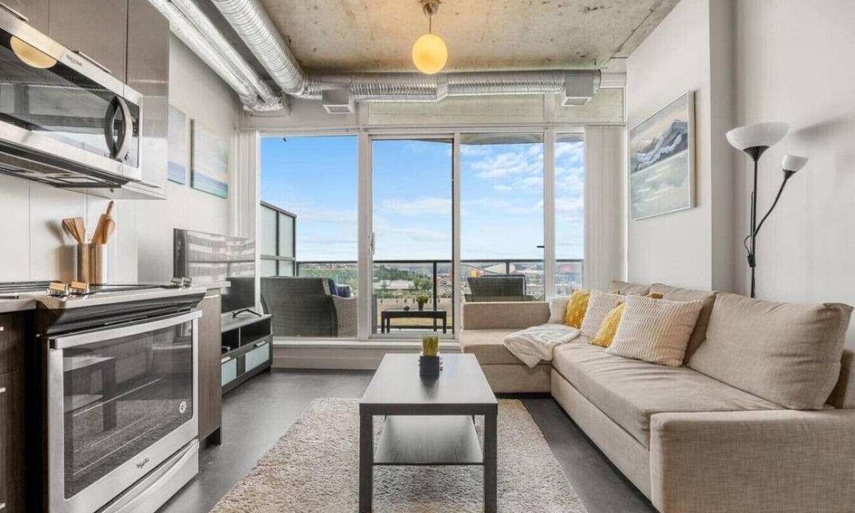 East Village Apartment | 5 min to Stampede | 2BR |AC |Near Frt Calgary