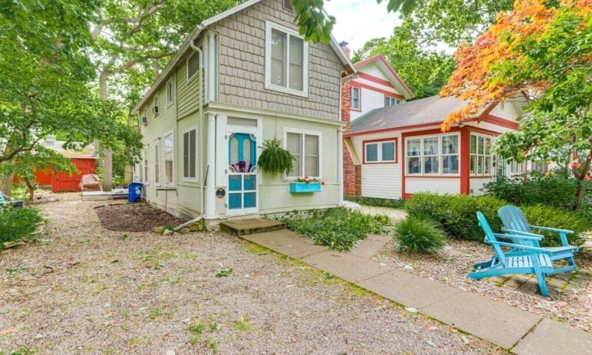 Lakeside Cottage | 525 Central Charming Cottage in Lakeside
