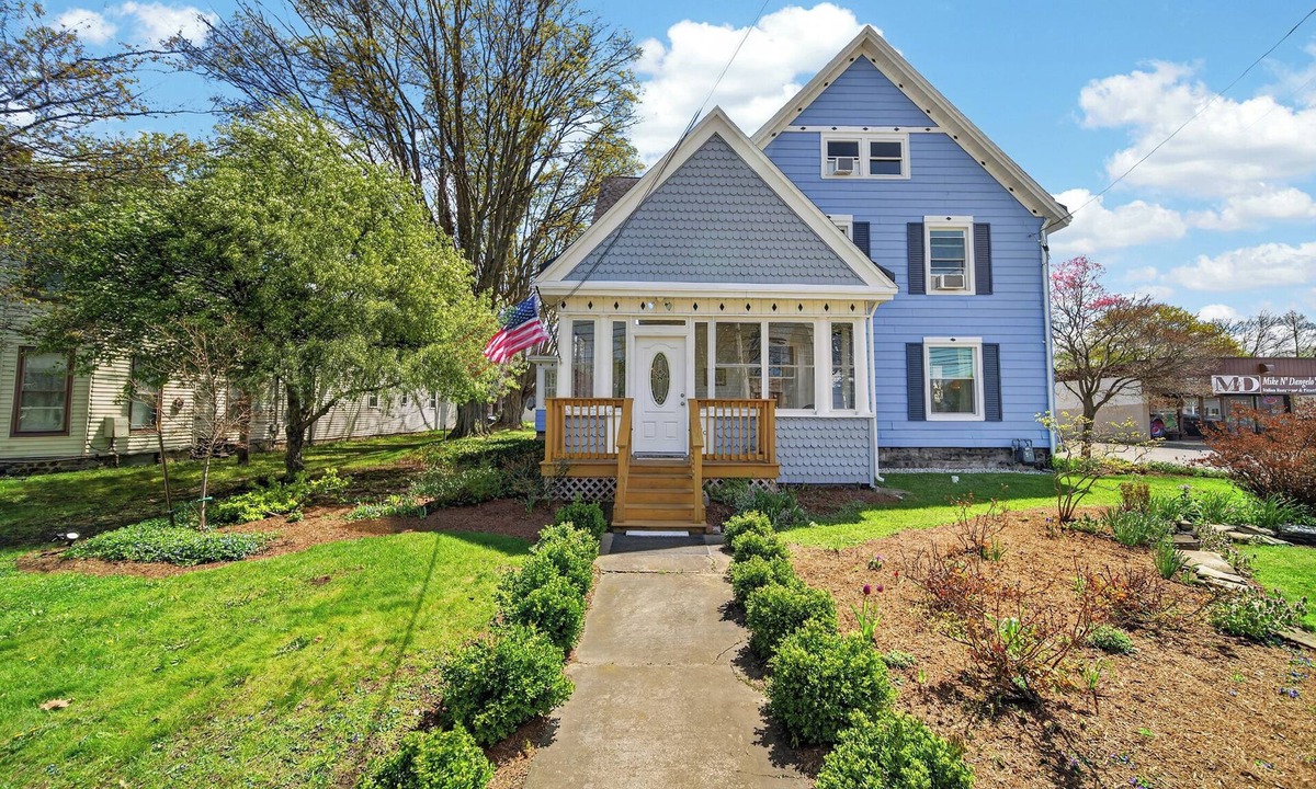 Girard House | 6BR Retreat HotTub Koi Pond Near downtown Fishing near Four Creeks &Presque Isle