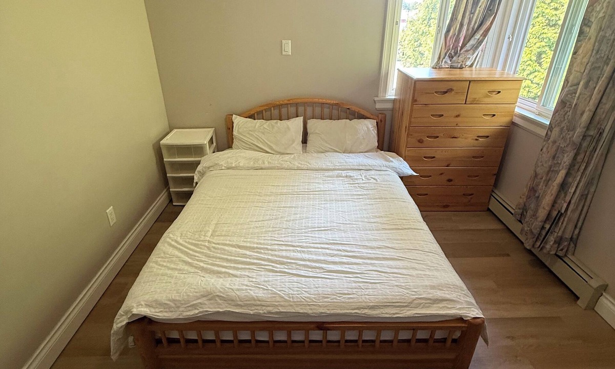 Richmond House | 8 min to metro, 5 min walk to bus, large queen bedroom on 2nd Floor