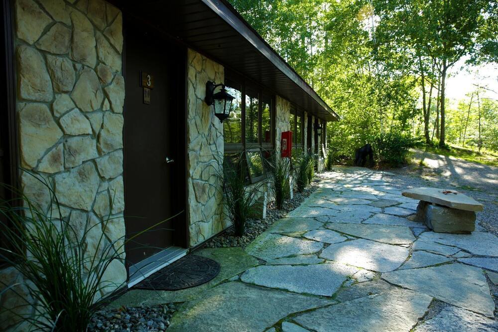 Hastings Highlands Cabin | Adults Only Resort on Private Lake Perfect for Couples Getaway Close to Bancroft and Algonquin Park, Ontario, Canada