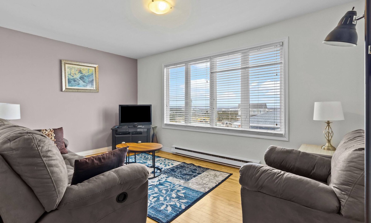 Terra Nova Apartment | Airport Manor 2Bdrm Off-Street Parking