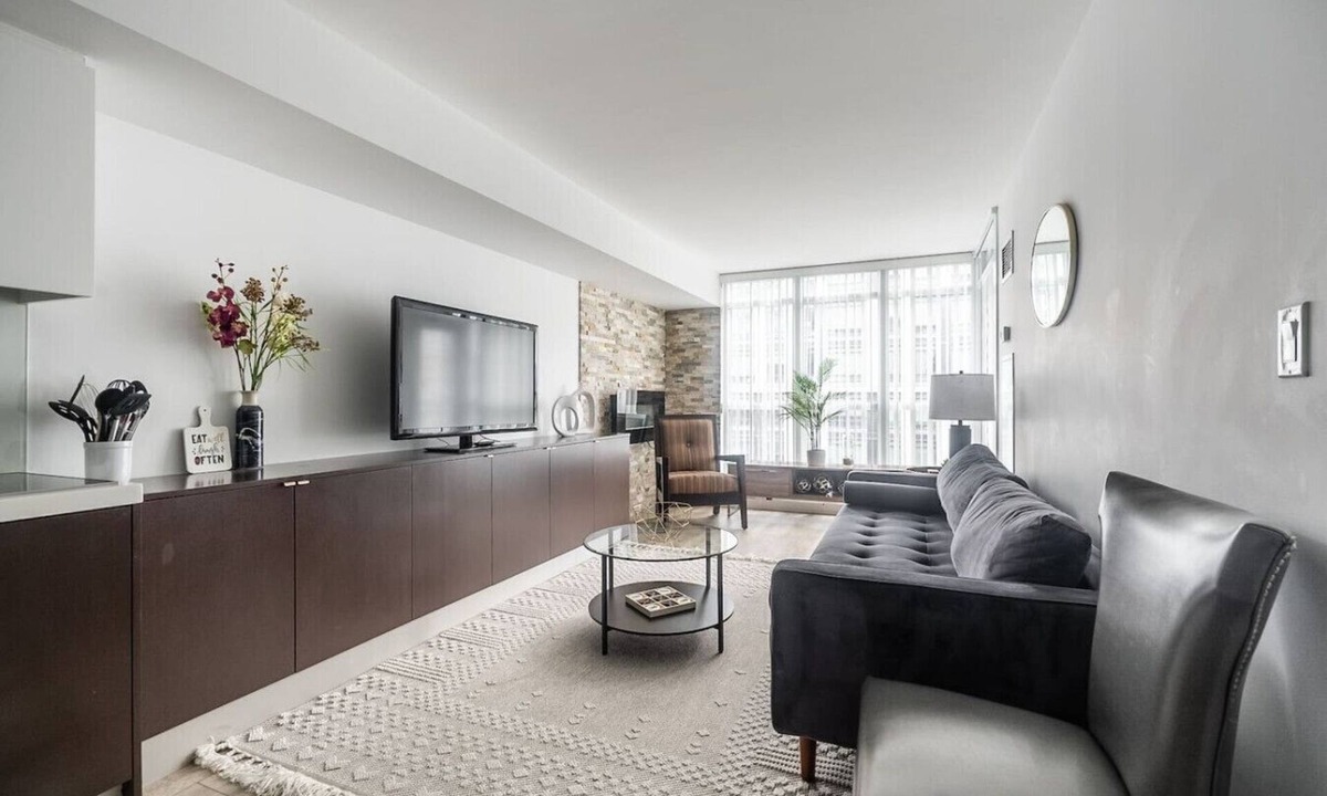 Wellington Place Hotel | Amazing 2BR Suite - Heart of Toronto - Free Parking