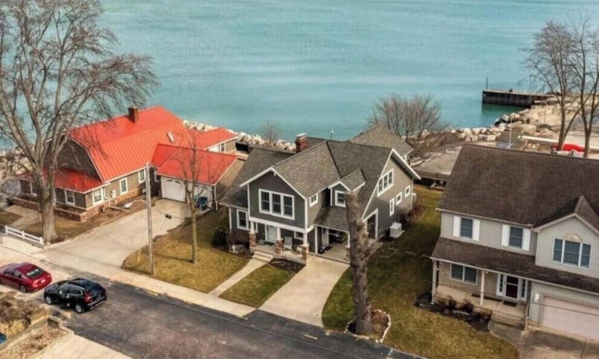 Huron House | Amazing 4 Bdrm House-Lake Views, Beach, near Cedar Point