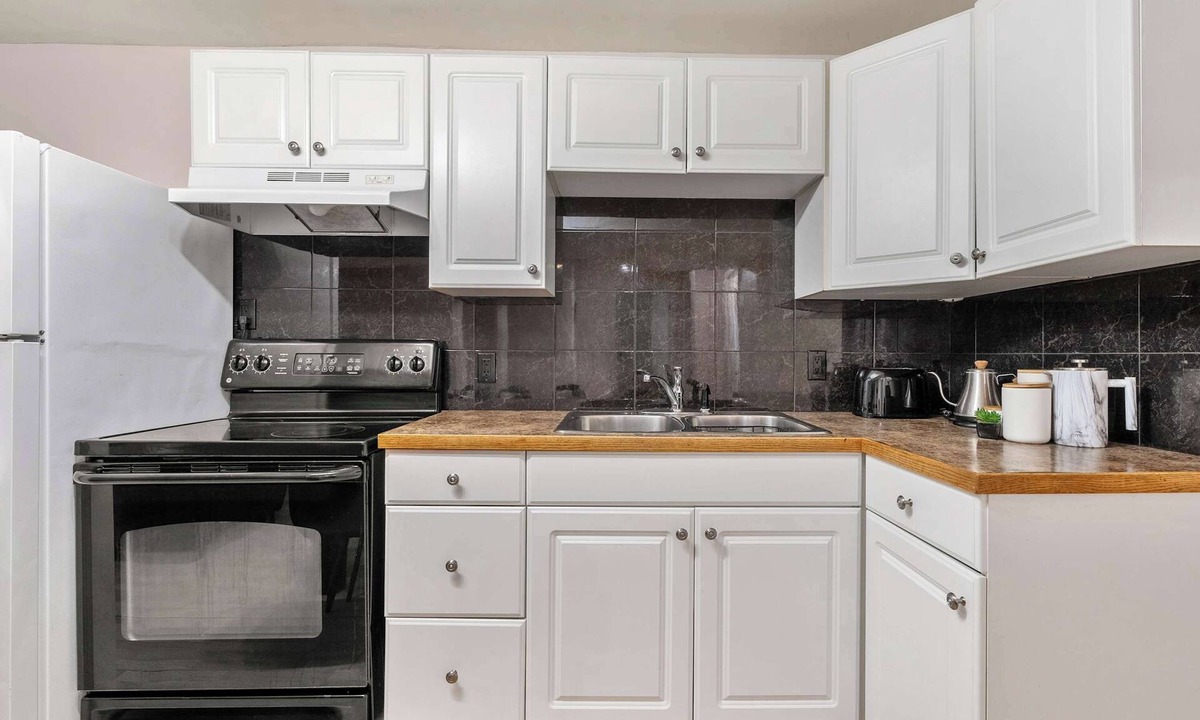 Southeast Calgary House | Arizona | Sleeps 8 Guests | Close to Playgrounds!