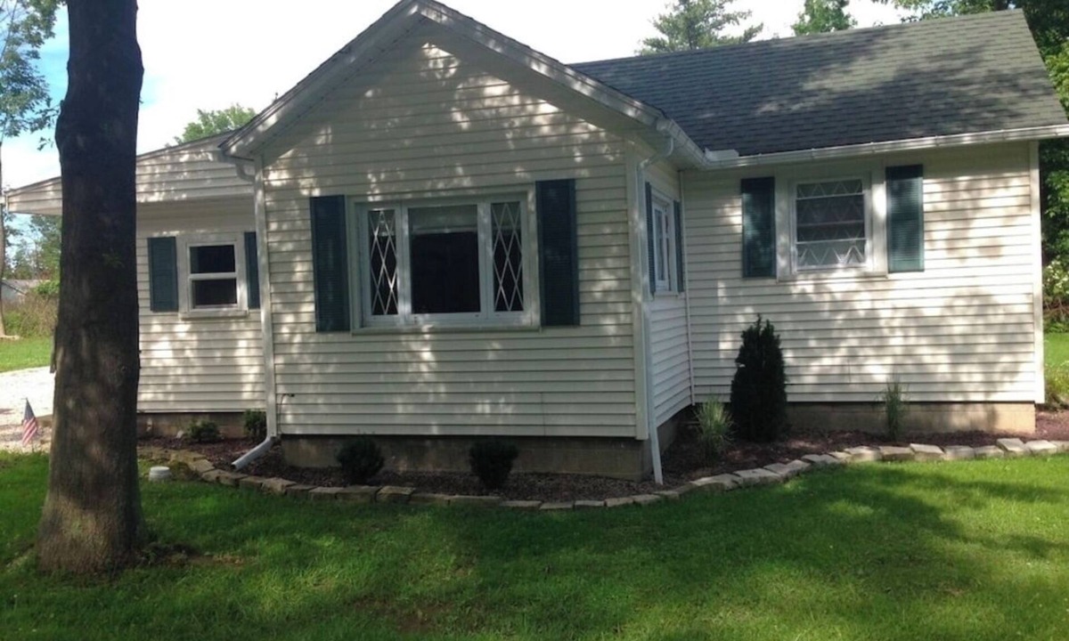 Geneva-on-the-Lake Cottage | Barefoot Bungalow: private 3 bdm cottage with patio
