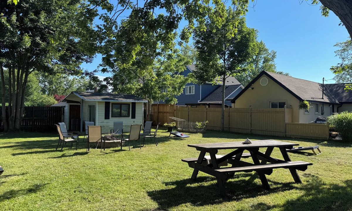 Crystal Beach House | Beach Retreat - Hot Tub - 10 min Walk to Bay Beach